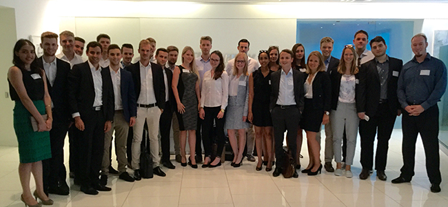 Gruppenfoto: WiSo@NYC besucht AT Kearney’s New York Office