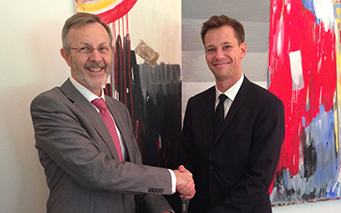 Begrüßung an der WiSo-Fakultät: Handschlag zwischen Erik Hornung und Werner Mellis