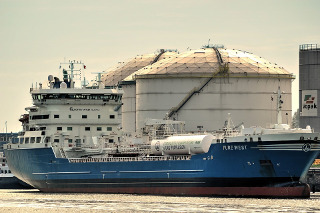 Gastanker vor LNG Terminal