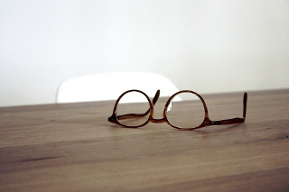Brille auf einem Tisch