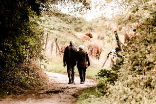 altes Ehepaar beim Spaziergang